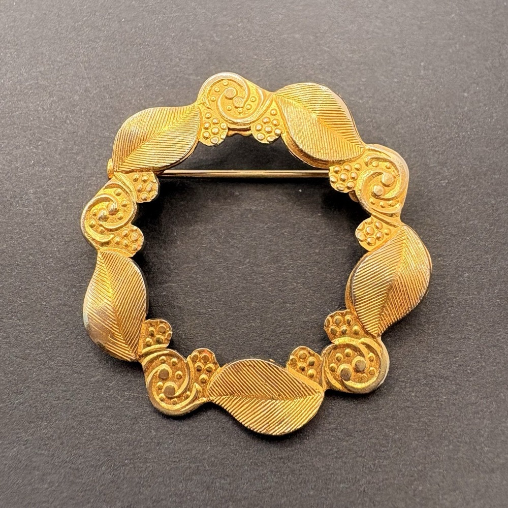 Vintage Gold‎ Tone Spiral Leaf Wreath Circle Brooch Textured Lightweight